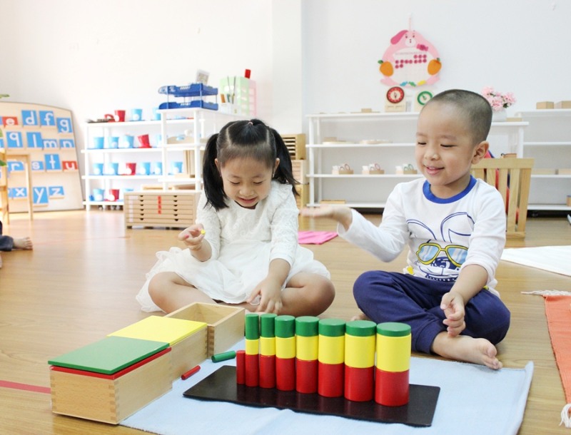 Montessori được xem là phương pháp áp dụng tối ưu nhất cho bé trong giai đoạn đầu đời. (Ảnh: Sưu tầm Internet)