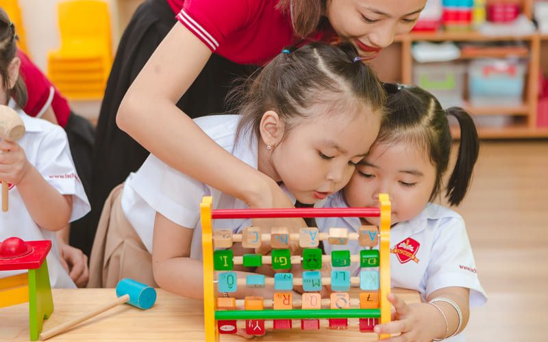 Mỗi phương pháp có ưu điểm và hạn chế riêng, việc lựa chọn phương pháp giáo dục nào phụ thuộc định hướng riêng của gia đình. (Ảnh: Sưu tầm Internet)