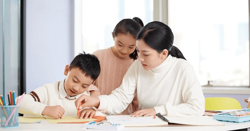 Cùng con đọc sách mỗi ngày để gia tăng vốn từ. (Ảnh: Sưu tầm internet)