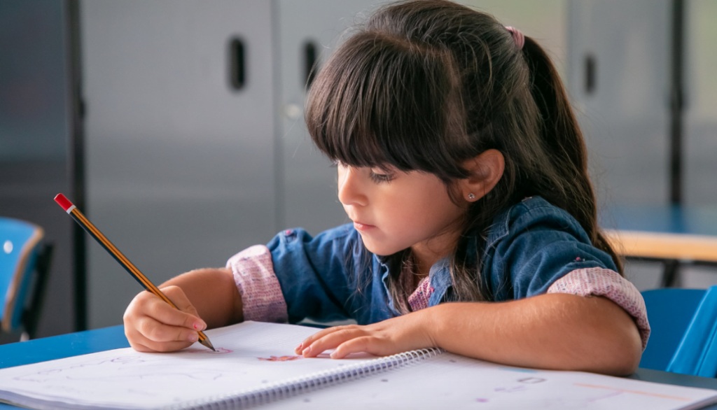 Practice English writing with your child when they’re ready (Image: Collected from the internet)