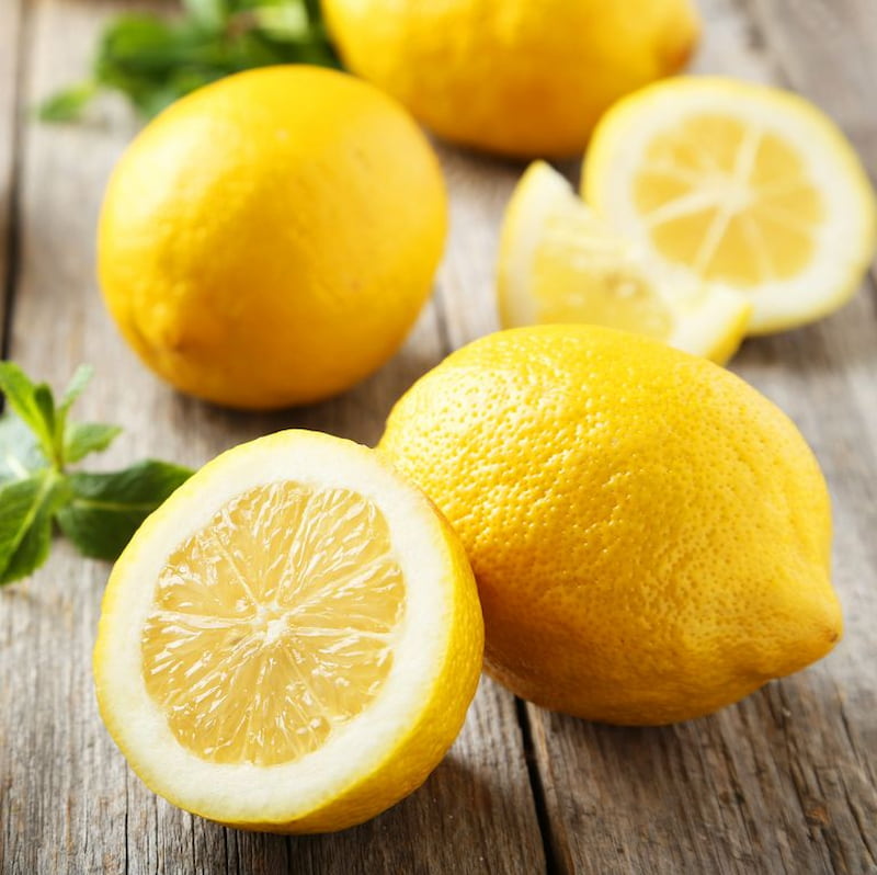 Cùng thuộc họ cam quýt, một quả chanh nhỏ chứa tới 34mg vitamin C. (Ảnh: Sưu tầm Internet)