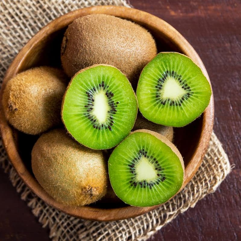Đừng quên ưu tiên kiwi trong danh sách thực phẩm bổ sung vitamin C nhé! (Ảnh: Sưu tầm Internet)