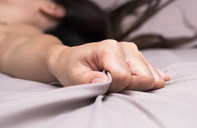 Bầu 4 tháng quan hệ bị cứng bụng. (Ảnh: Internet)