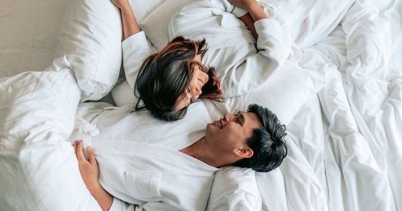 Thực hiện màn dạo đầu kỳ càng giúp quan hệ vợ chồng suôn sẻ hơn (Ảnh: Sưu tầm Internet)