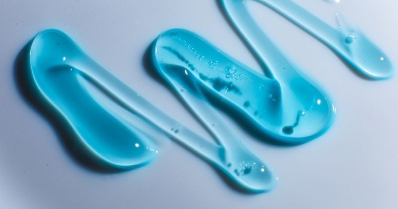 Sử dụng gel bôi trơn làm giảm cảm giác đau đớn khi quan hệ (Ảnh: Sưu tầm Internet)