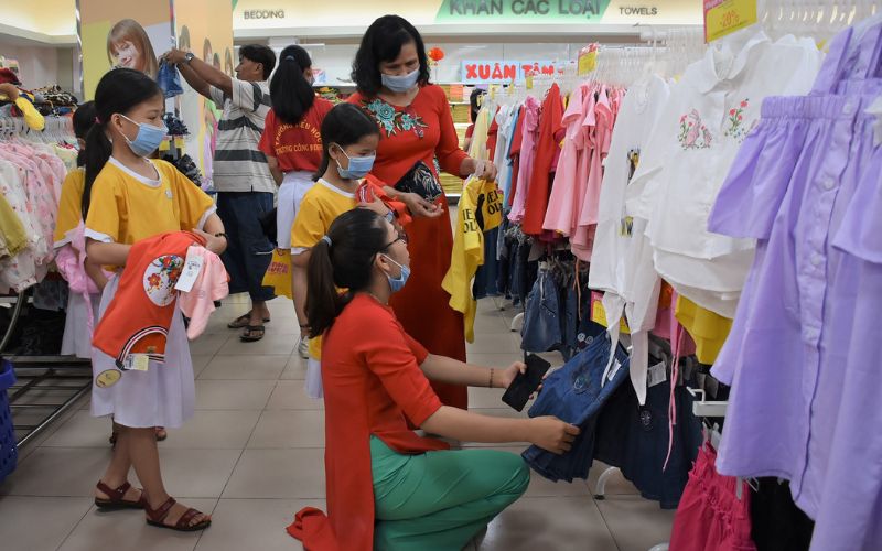Nên mua sắm quần áo ngày Tết cho trẻ từ sớm để có nhiều lựa chọn hơn (Ảnh: Sưu tầm internet)