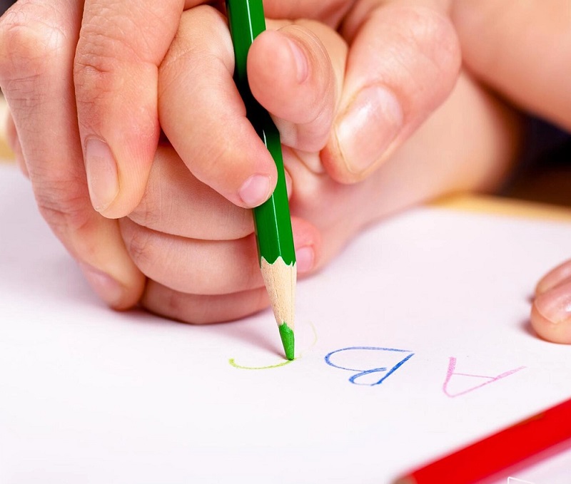 Quy tắc 1: Cầm bút bằng 3 ngón. (Ảnh: Sưu tầm Internet)