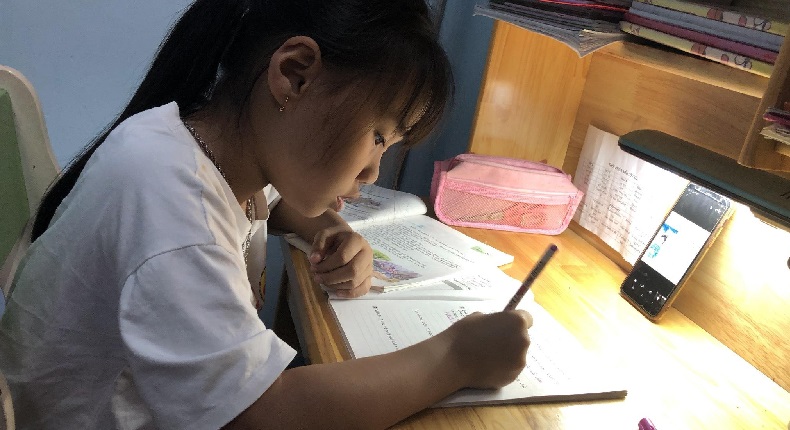 Những vật dụng cần chuẩn bị khi trẻ luyện viết. (Ảnh: Sưu tầm Internet)