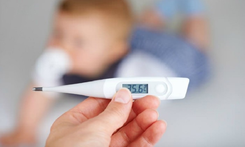 Mẹ cần theo dõi nhiệt độ của con thường xuyên. (Ảnh: Sưu tầm Internet)