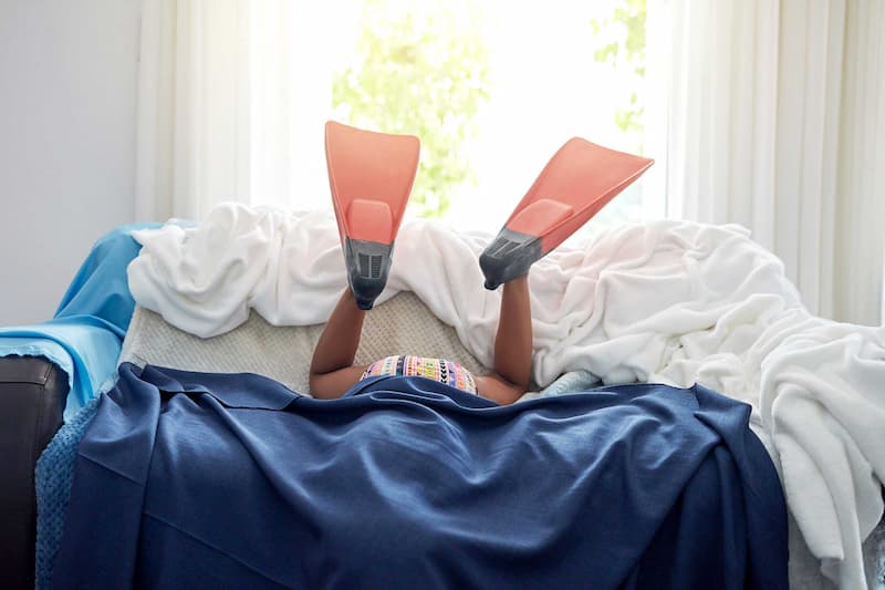 Ba mẹ không nên cho trẻ đùa nghịch nhiều trước giờ ngủ. (Ảnh: sưu tầm internet)