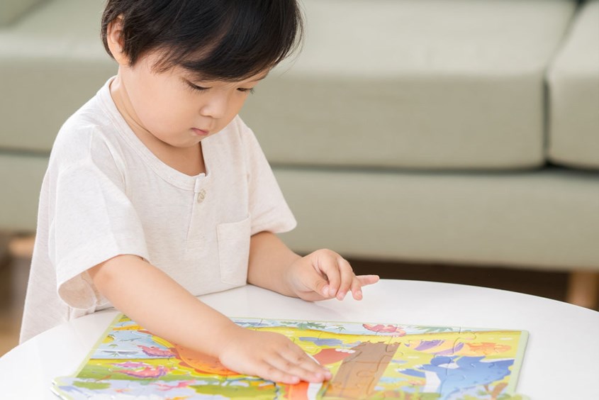 Rèn cho trẻ tính kiên trì bằng việc kéo dài sự tập trung của trẻ. (Ảnh: Sưu tầm internet)