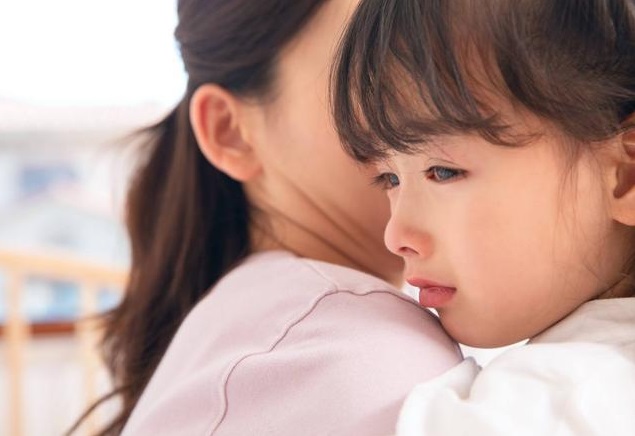 Không quát mắng, ép buộc bé phải đi ngủ đúng giờ. (Ảnh: Sưu tầm internet)