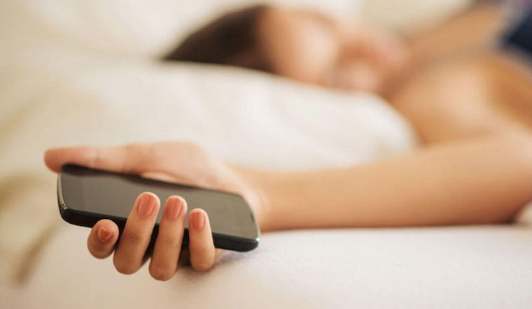 Không cho trẻ dùng thiết bị điện tử trước khi đi ngủ. (Ảnh: Sưu tầm internet)