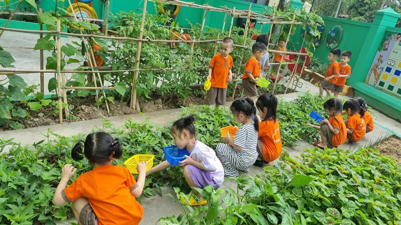 Cho bé đi thực tế và trải nghiệm nhiều hơn. (Ảnh: Internet)