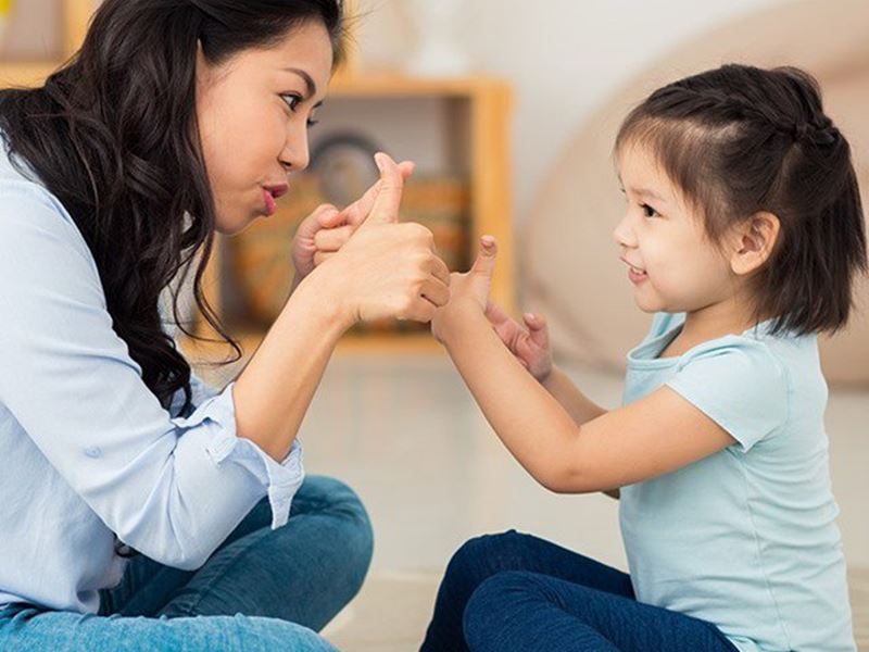 Khuyến khích bé kể chuyện chủ động và tạo hứng thú. (Ảnh: Internet)