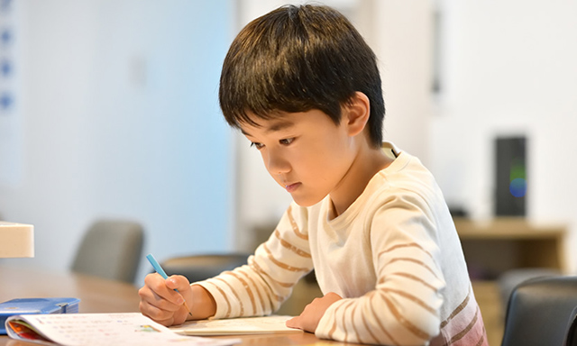 Dạy trẻ những thói quen tốt trong học tập. (Ảnh: Sưu tầm internet)