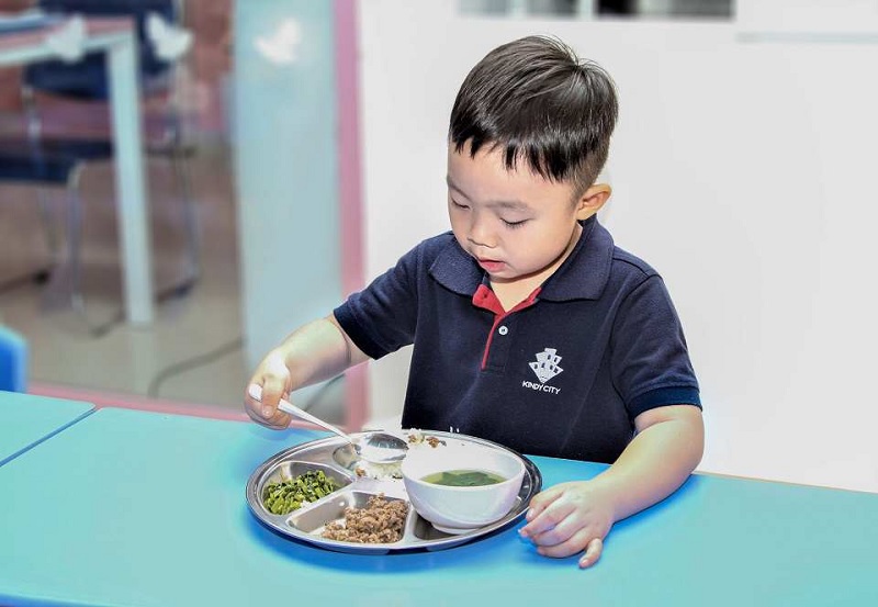 Rèn luyện thói quen, nề nếp trong ăn uống cho trẻ mầm non. (Ảnh: Sưu tầm internet)