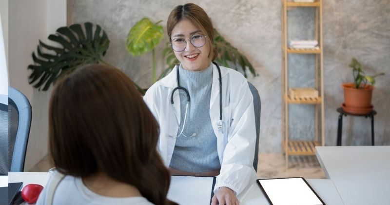 Trong quá trình bị rối loạn tâm thần sau khi sinh mẹ nên nói chuyện với bác sĩ tâm lý để nhẹ lòng hơn (Ảnh: Sưu tầm Internet)