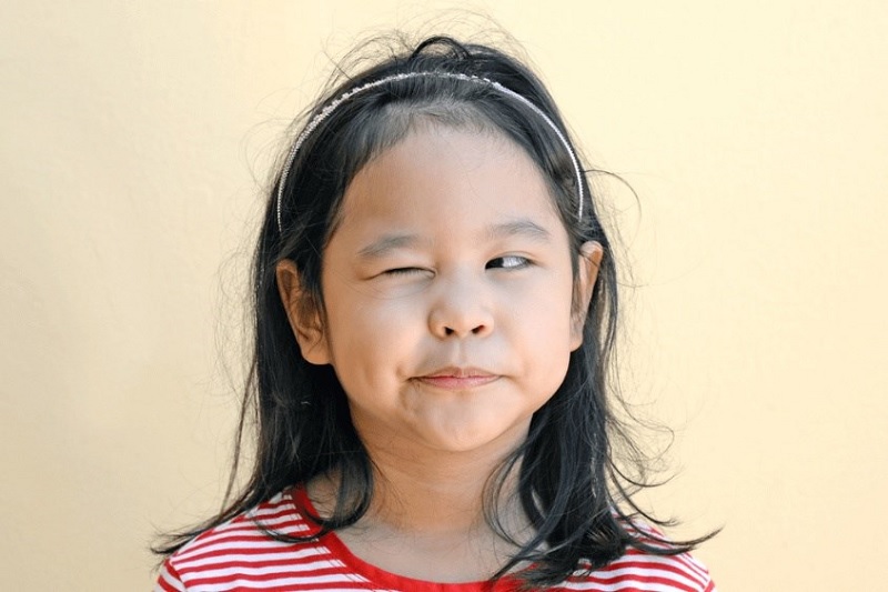 Rối loạn tic ở trẻ nhỏ có thể do nhiều nguyên nhân gây ra (Ảnh: Sưu tầm internet)