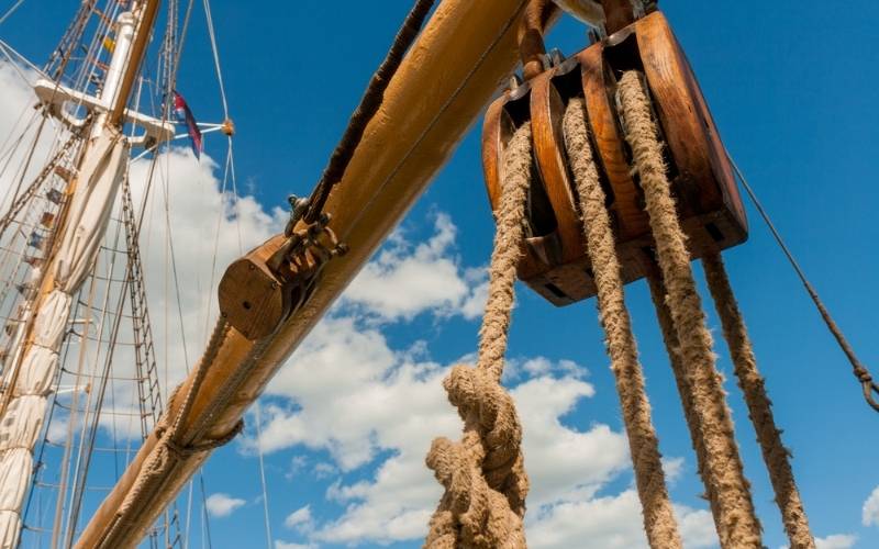 Sử dụng ròng rọc trong đời sống. (Ảnh: Shutterstock.com)