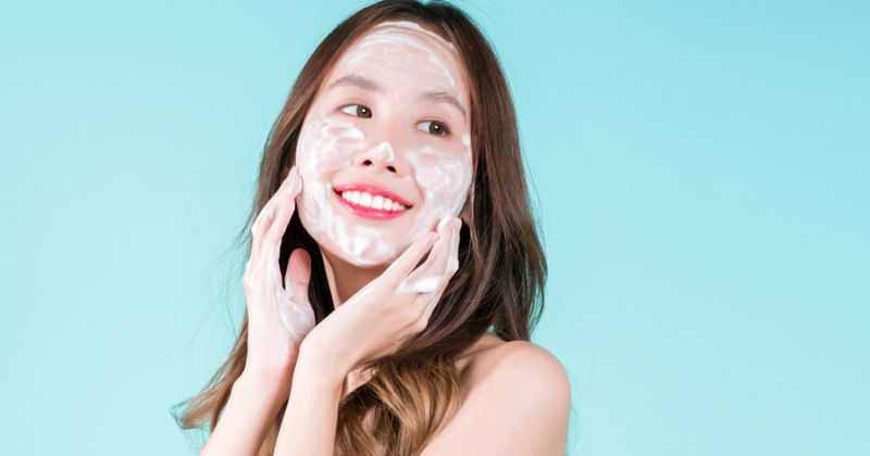 Rửa mặt bằng sữa mẹ nên kết hợp với nhiều phương pháp dưỡng da khác. (Ảnh: Sưu tầm Internet)