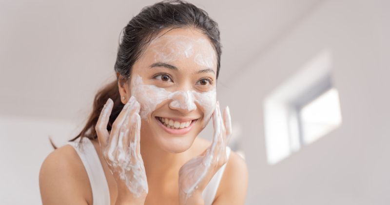 Sữa mẹ có công dụng làm mềm da hiệu quả. (Ảnh: Sưu tầm Internet)