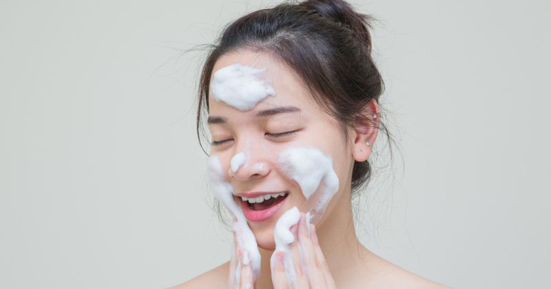 Sữa mẹ phải đảm bảo chất lượng mới nên dùng để rửa mặt. (Ảnh: Sưu tầm Internet)