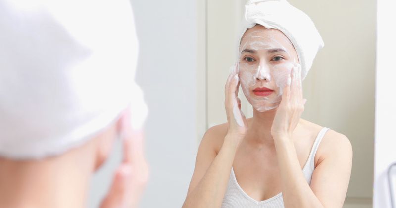 Hướng dẫn các rửa mặt bằng sữa mẹ hiệu quả. (Ảnh: Sưu tầm Internet)