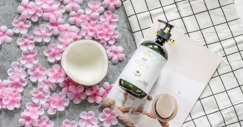 Sử dụng dầu gội không thích ứng với da đầu gây ra tình trạng rụng tóc (Ảnh: Sưu tầm Internet)