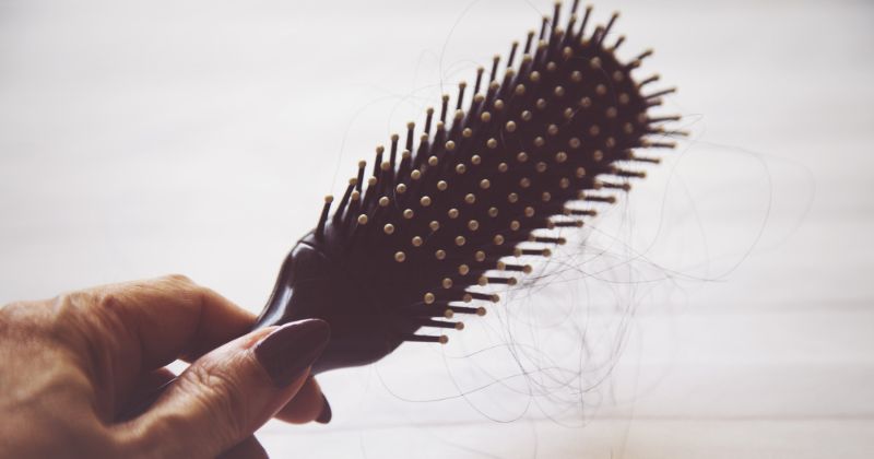 Thông thường, tóc sẽ mọc lại sau 5 đến 6 tháng sau sinh (Ảnh: Sưu tầm Internet)