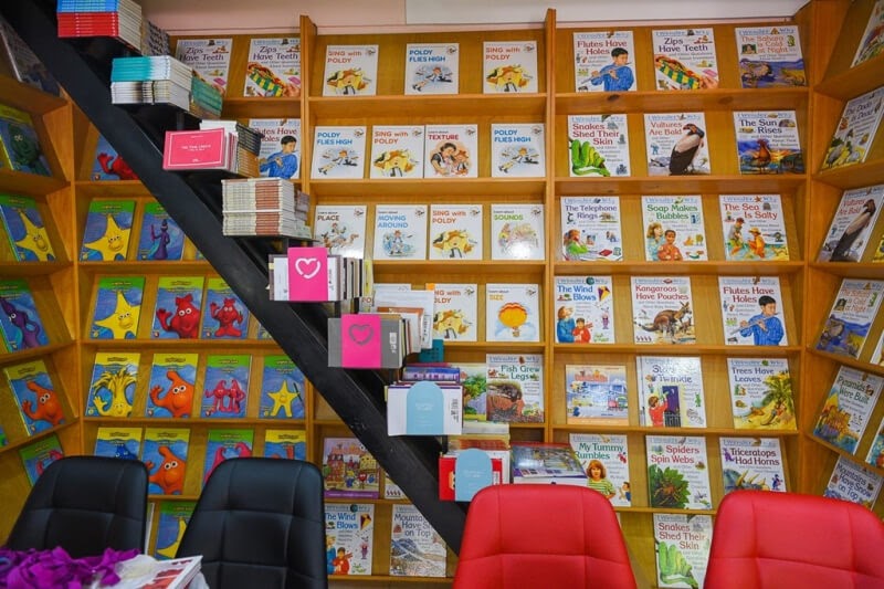 Chọn sách theo nhà xuất bản uy tín. (Ảnh: Sưu tầm Internet)