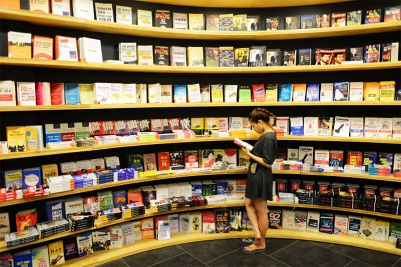 Chọn sách theo chủ đề. (Ảnh: Sưu tầm Internet)
