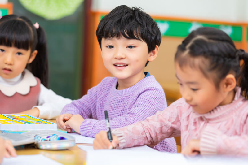 Montessori giúp trẻ phát triển tùy theo khả năng của mình. (Ảnh: Sưu tầm Internet)