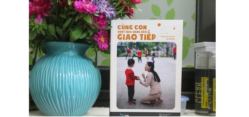 Sách Cùng Con Vượt Qua Hàng Rào Giao Tiếp (Ảnh: Zalora)
