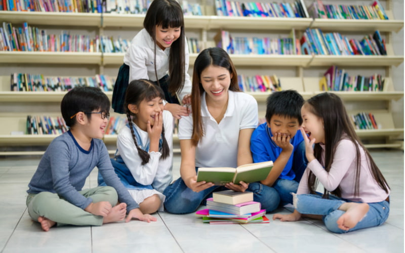 Sách truyện tiếng Anh giúp bé ham đọc hơn. (Ảnh: Shutterstock.com)