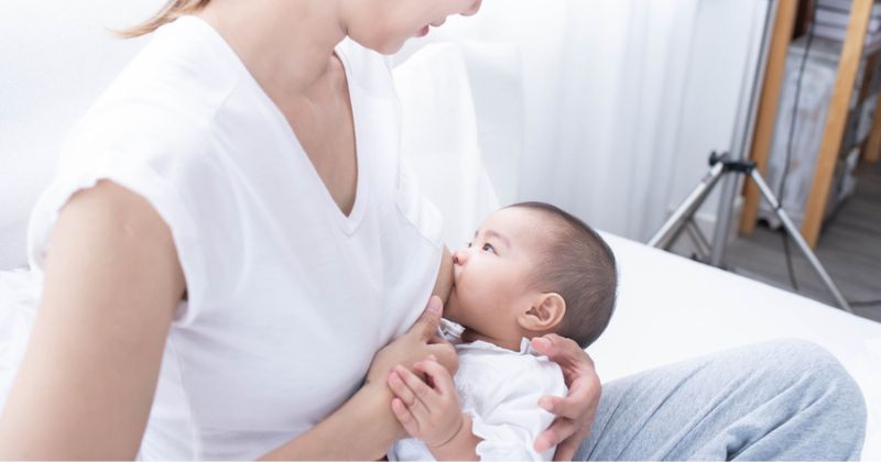 Kích thước bầu ngực không ảnh hưởng đến số lượng sữa mẹ (Ảnh: Sưu tầm Internet)