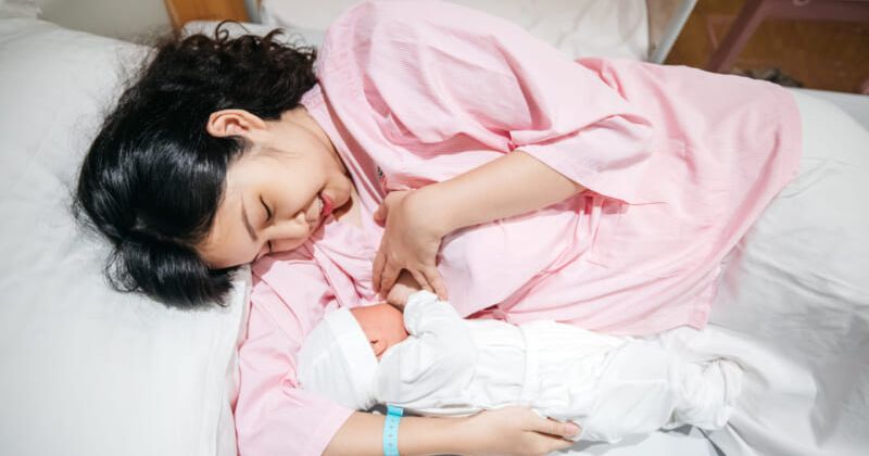 Sản phụ thường có sữa ngay sau khi sinh nếu được kích thích đúng cách (Ảnh: Sưu tầm Internet)