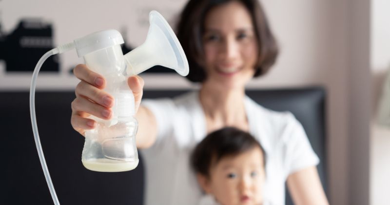 Mẹ nên hút phần sữa thừa trong ngực sau mỗi cữ ti của trẻ (Ảnh: Sưu tầm Internet)