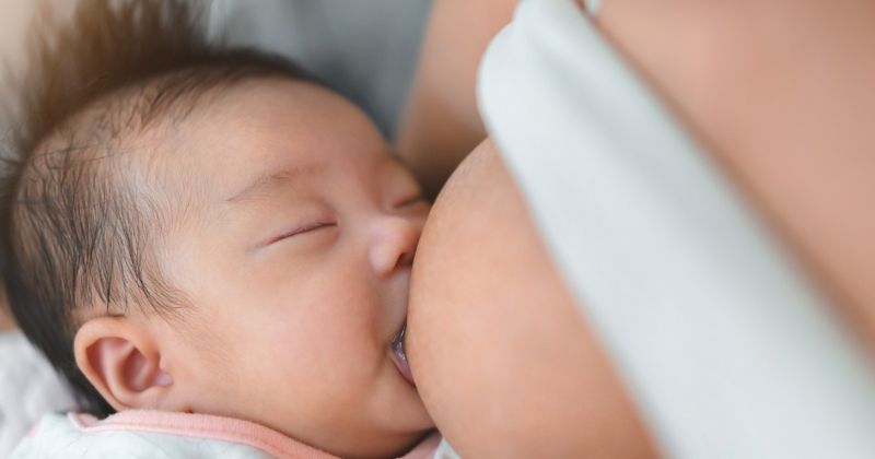 Phần sữa đầu cung cấp cho trẻ nhiều vitamin và kháng thể quan trọng (Ảnh: Sưu tầm Internet)