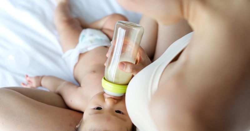 Mẹ nên cho trẻ ti sữa mẹ đến 2 tuổi (Ảnh: Sưu tầm Internet)