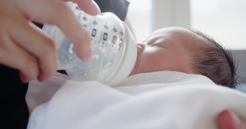 Luyện tập cho trẻ ti bình giúp mẹ nhàn hơn khi nuôi con (Ảnh: Sưu tầm Internet)