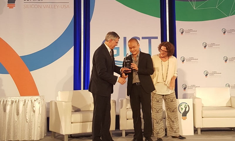 Đại diện Monkey Junior nhận giải thưởng tại Mỹ. (Ảnh: Monkey)