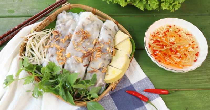 Mẹ bầu sau sinh 1 tháng nên kiêng ăn bánh cuốn (Ảnh: Sưu tầm Internet)