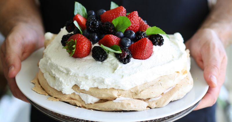 Phụ nữ sau khi sinh 1 tháng nên hạn chế ăn bánh ngọt (Ảnh: Sưu tầm Internet)