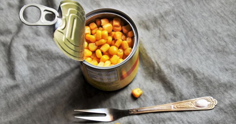 Mẹ sau sinh 1 tháng không nên ăn đồ ăn đóng hộp (Ảnh: Sưu tầm Internet)