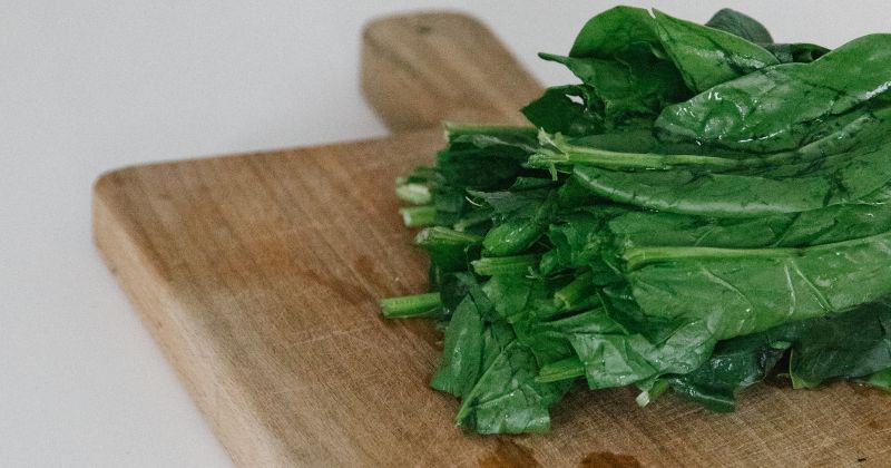 Phụ nữ sau khi sinh xong ăn rau mồng tơi giúp lợi sữa (Ảnh: Sưu tầm Internet)