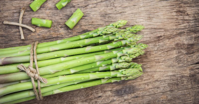 Măng tây là món ăn dinh dưỡng giúp lợi sữa, tốt cho sức khỏe mẹ sau sinh 1 tháng (Ảnh: Sưu tầm Internet)