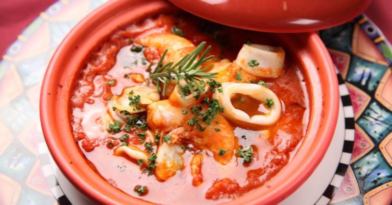 Gà mái hầm mực bổ dưỡng cho mẹ sau sinh (Ảnh: Sưu tầm Internet)