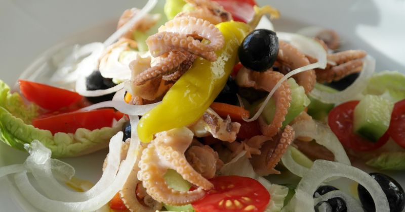 Mực xào bông hẹ cho mẹ sau sinh (Ảnh: Sưu tầm Internet)