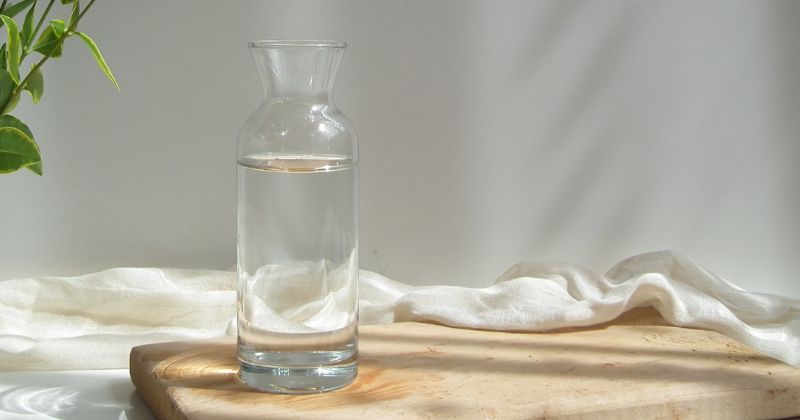 Bà đẻ sau sinh nên uống nhiều nước để gia tăng lượng sữa cho bé bú (Ảnh: Sưu tầm Internet)